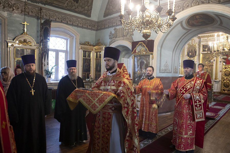 Архиерейское богослужение в Николо-Архангельском храме Балашихи